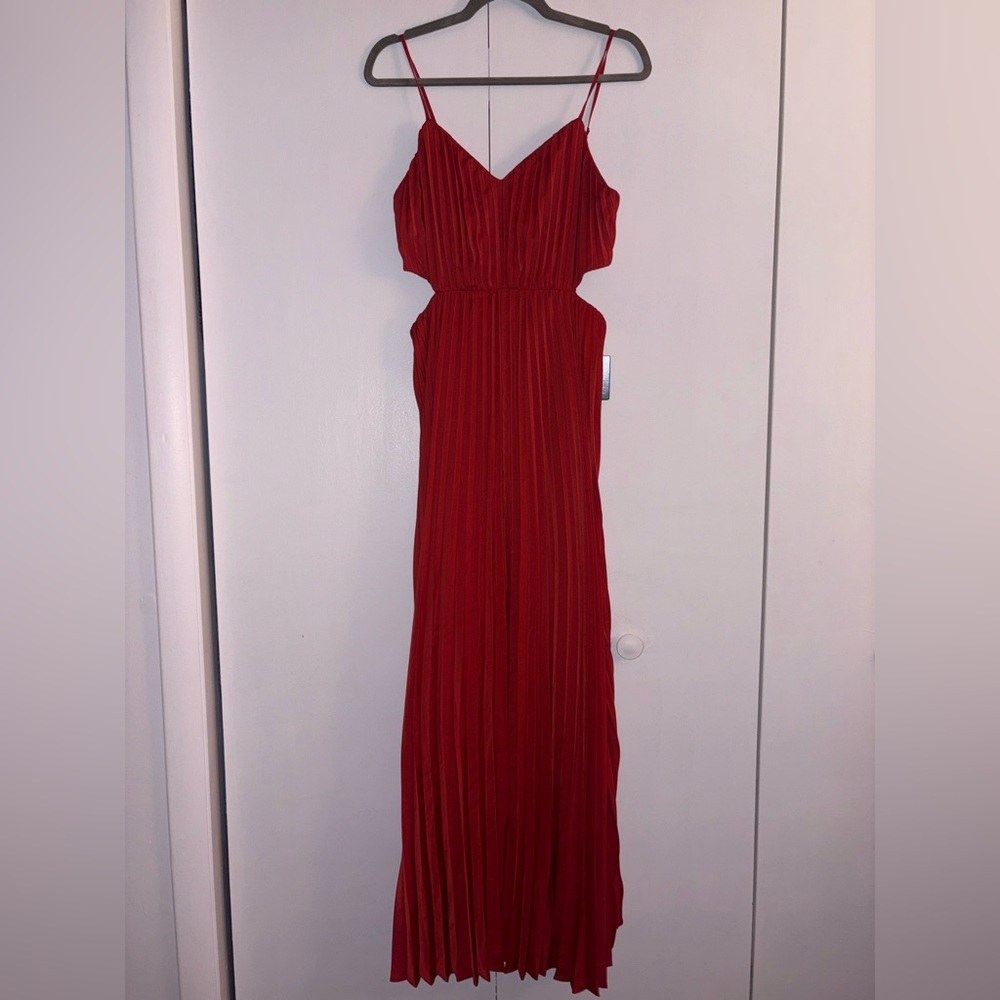 Express Red Pleated Cutout Maxi Dress Size Small NWT V-Neck Strappy Back Flowy - Picture 4 of 5